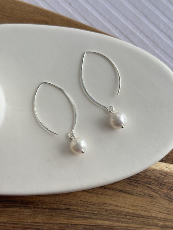 The Elegant Pearl Earring - Image 2