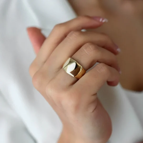 The Bold Vintage 9k Gold Ring 1