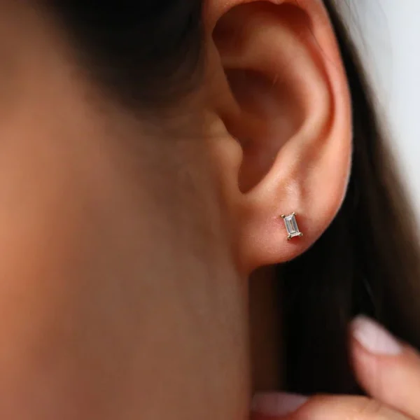 The Stud Baguette Moissanite Earrings 1