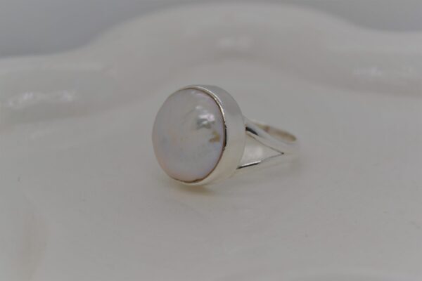 Flat Single Pearl Ring