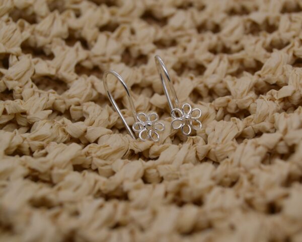 Cut-out Daisy Hanging Earrings