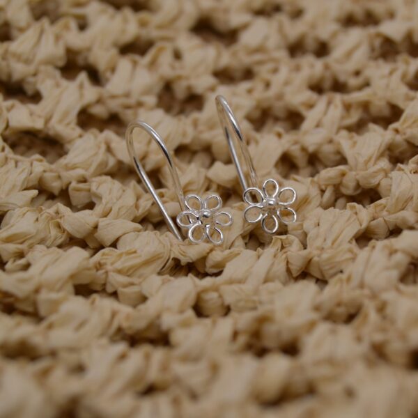 Cut-out Daisy Hanging Earrings