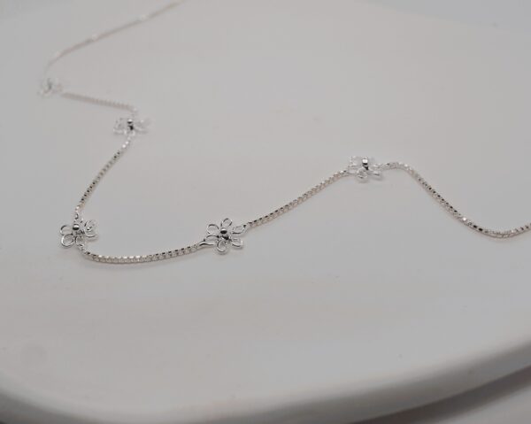 Cut-out Daisy Necklace