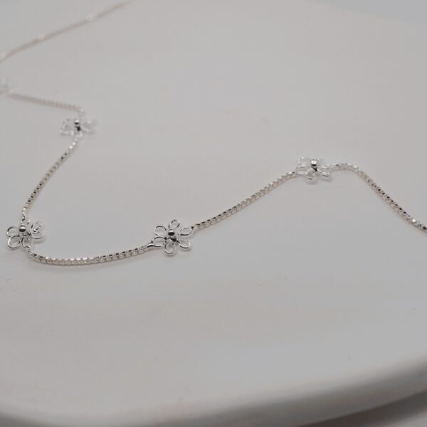Cut-out Daisy Necklace